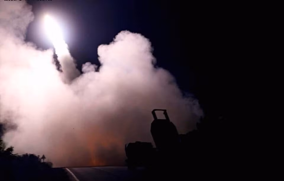 Quân đội Ukraine đã sử dụng chiến thuật khi kết hợp giữa phóng tên lửa HIMARS với pháo phản lực phóng loạt BM-27/30 và tên lửa đạn đạo Tochka-U, để phá hủy các kho đạn và sở chỉ huy và làm phân tán cũng như giảm khả năng của các hệ thống đánh chặn của Nga.