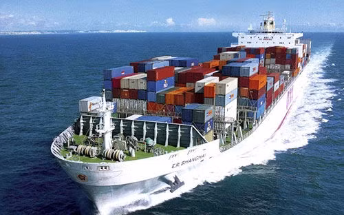 Ngoài ra, các vụ trôi dạt trên biển và các mảnh vỡ bị vứt từ tàu cũng ngày càng gia tăng; chỉ trong năm nay, khoảng 3.000 container đã rơi xuống biển ở Thái Bình Dương. Đây là nơi rất nguy hiểm và ồn ào, người lái tàu ngầm thiếu kinh nghiệm hoặc bất cẩn và mệt mỏi, rất dễ mắc lỗi.