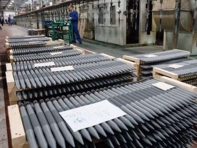 Trong số 12 nhà máy sửa chữa thiết giáp trực thuộc Bộ Quốc phòng Nga, hiện còn rất ít nhà máy vẫn đang duy trì được năng lực sản xuất. Trong khi đó, Nhà máy sửa chữa thiết giáp số 50 ở Rostov và Nhà máy sửa chữa thiết giáp số 228 ở Bataysk đang trong quá trình thanh lý.