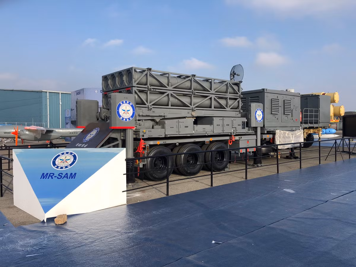 Phiên bản trên đất liền của hệ thống tên lửa phòng không Barak-8 được trang bị cho lực lượng phòng không lục quân của Quân đội Ấn Độ, được gọi là MR-SAM; và một hệ thống tầm xa hiện đang được phát triển, được gọi là LR-SAM. 