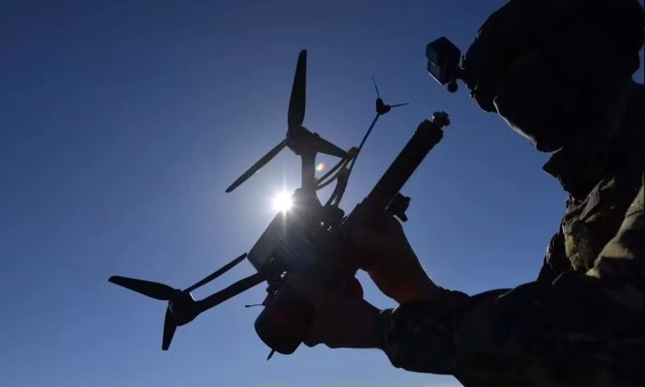 Do đó, lực lượng UAV luôn là ưu thế của AFU, và sức mạnh sát thương của nó trước vũ khí bọc thép hạng nặng và binh lính cá nhân chắc chắn khiến RFAF, vốn không muốn chịu thương vong lớn trở nên rất thụ động. “Dòng thép” từng tràn qua châu Âu, “không bao giờ” xuất hiện trên đồng bằng Ukraine vì mối đe dọa từ UAV.