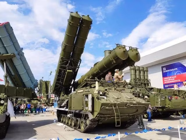 Sau khi Liên Xô tan rã, S-300 cũng là hệ thống tên lửa phòng không được Nga xuất khẩu đi nhiều quốc gia và là loại vũ khí đắt khách; các quốc gia lớn như Ấn Độ hoặc Trung Quốc đều mua hệ thống phòng không này; đặc biệt Trung Quốc còn nhập cả phiên bản S-300F cho các tàu chiến đấu của họ.