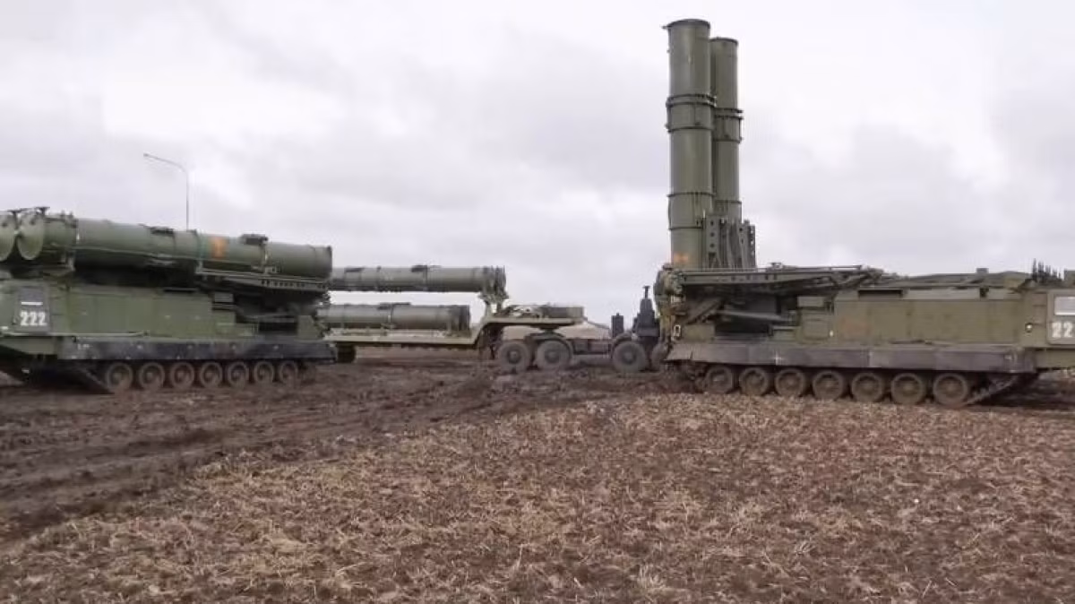 Ngoài hệ thống phòng không dòng S-300, Nga còn triển khai hệ thống phòng không tầm xa S-400 và tầm ngắn Pantsir-S1 ở khu vực biên giới với Ukraine, hình thành thế trận phòng không toàn diện, liên hoàn và vững chắc.