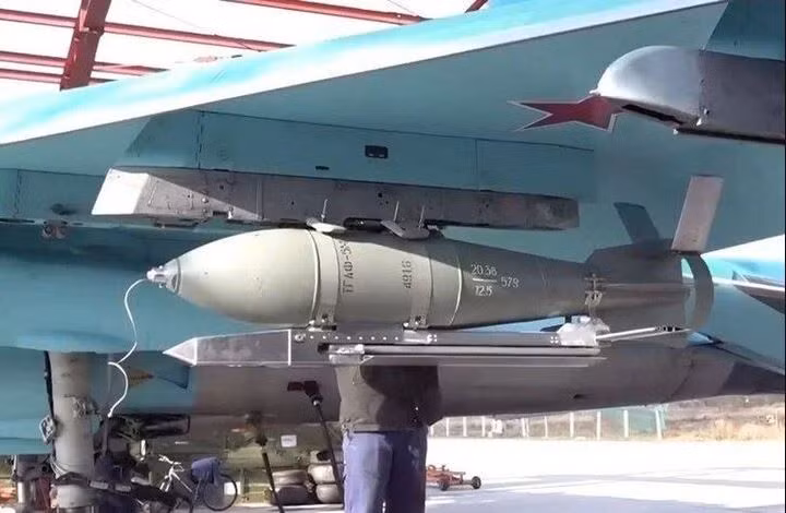 Hiện tại, máy bay tiêm kích bom Su-34 được triển khai tại một số căn cứ cách chiến tuyến Nga-Ukraine khoảng 300 km. Nhưng theo một số thông tin được tiết lộ, khi máy bay Su-34 ném bom các mục tiêu ở Ukraine, thì trong một lần xuất kích, nó chỉ mang theo 4 quả bom 500 kg.
