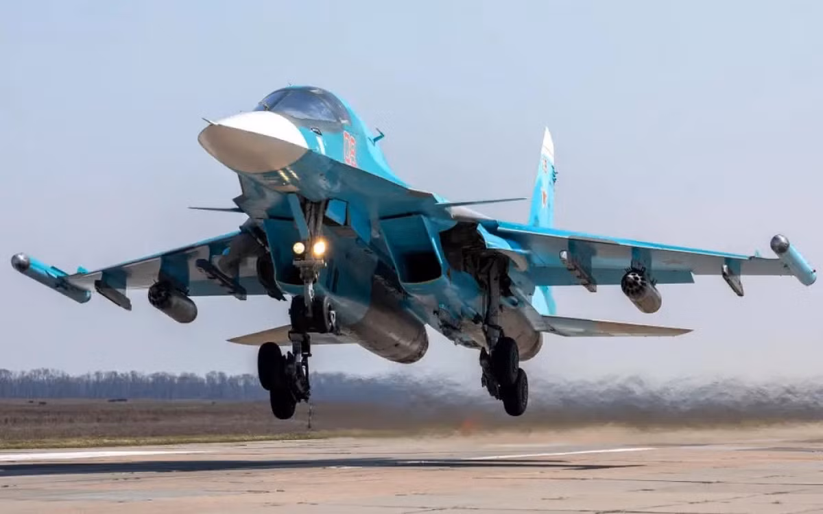Là một chiến đấu cơ đa năng, nên ngoài lượng nhiên liệu mang trong thân máy bay, Su-34 còn có các mấu treo thùng dầu phụ dưới bụng và dưới cánh máy bay; đây là thiết kế mà các tiêm kích dòng Su-27 khác không có.