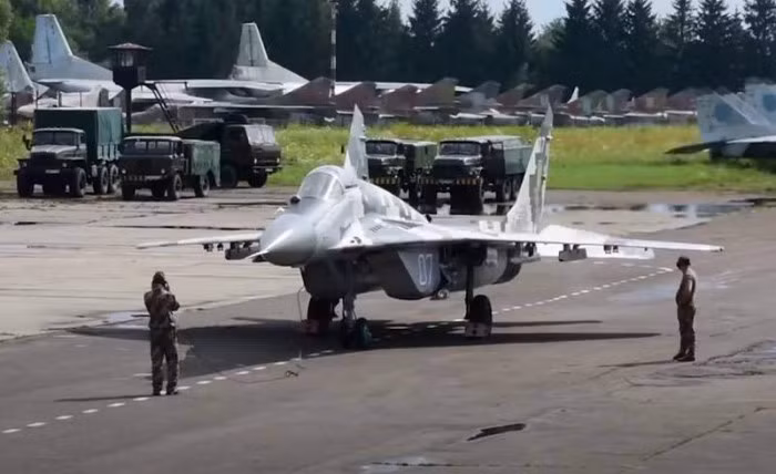 Nay Ba Lan và Slovakia đã phá vỡ tiền lệ không viện trợ máy bay chiến đấu cho Ukraine, đây là một điều có ý nghĩa chính trị to lớn. Và không thể loại trừ NATO cũng sẽ áp dụng con đường tương tự trong việc viện trợ máy bay chiến đấu. Đầu tiên giúp Ukraine với các thiết bị lạc hậu do Liên Xô sản xuất, và sau đó Mỹ, Đức và Anh hỗ trợ họ các thiết bị tiên tiến của phương Tây. 