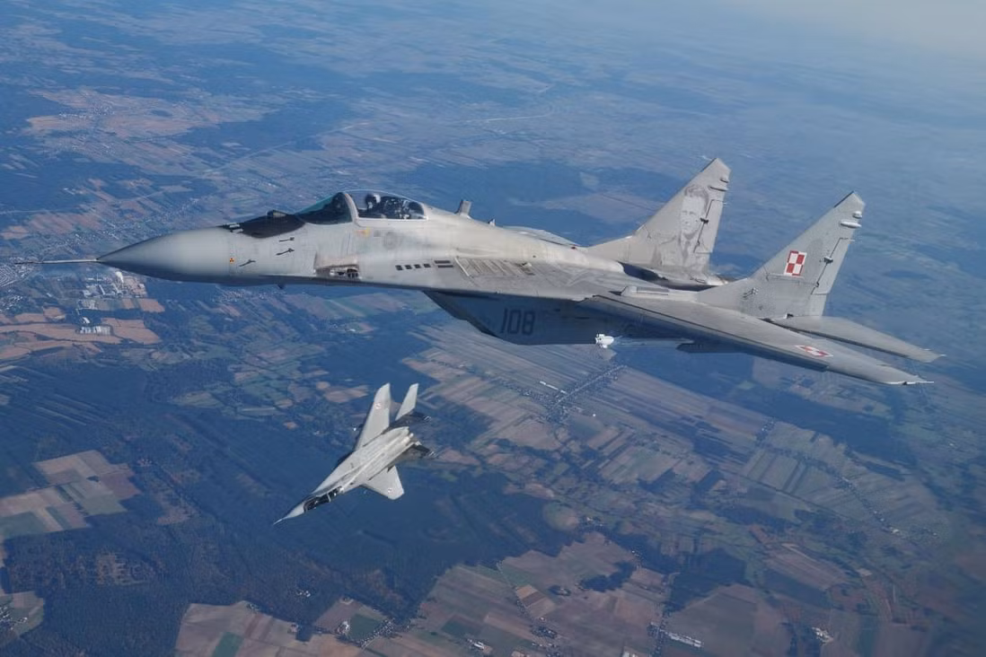 Hơn nữa, sau khi Liên Xô tan rã, Nga vẫn tung ra hàng loạt nâng cấp cho tiêm kích Su-27; đồng thời phát triển tiêm kích Su-30, Su-34, Su-35. Trong khi việc phát triển MiG-29 đã lâm vào trì trệ. 
