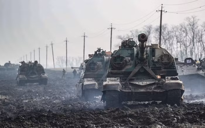 Vậy khả năng Nga sẽ chính thức tuyên chiến với Ukraine sẽ ở mức độ nào? Bộ trưởng Quốc phòng Anh Wallace trước đó nói rằng, Nga có thể đang cố gắng thoát ra khỏi "hoạt động quân sự đặc biệt" của mình. Còn Đại sứ Mỹ tại OSCE, Carpenter cũng nói rằng, Mỹ có thông tin tình báo “rất đáng tin cậy”, là Nga có thể chiếm toàn bộ Donbass vào giữa tháng Năm.