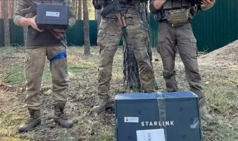 Nói tóm lại, hiện tại quân đội Nga đã có thể giảm bớt uy hiếp của Starlink ở một mức độ nhất định, nhưng vẫn chưa giải quyết được căn bản. Trong tương lai, chắc chắn Nga sẽ nỗ lực phát triển trang bị đặc thù, phù hợp hơn với chiến trường. 