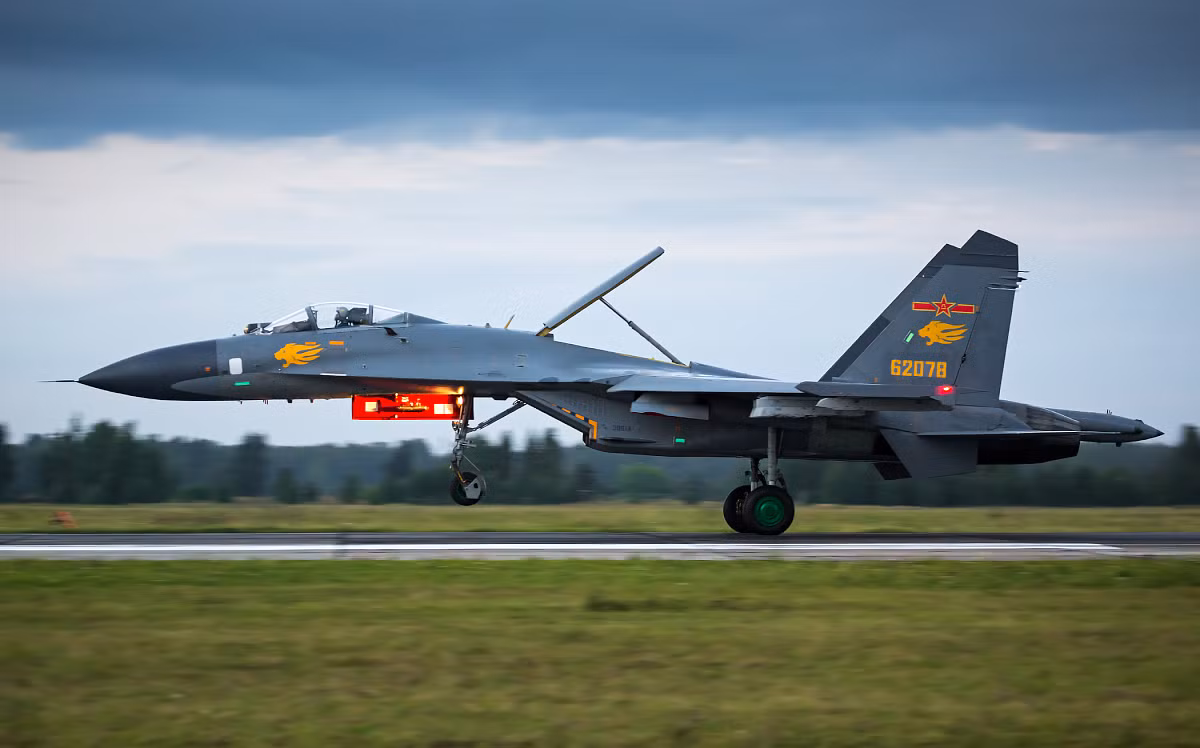 Đến phiên bản máy bay chiến đấu J-11B, Trung Quốc đã sử dụng radar 1474 của Trung Quốc, được phát triển theo công nghệ của Israel, tên lửa nội địa và hệ thống điều khiển bay. Tuy nhiên hầu hết các máy bay chiến đấu J-11B đều sử dụng động cơ của Nga, còn động cơ WS-10A sản xuất trong nước không tạo được sự tin cậy.