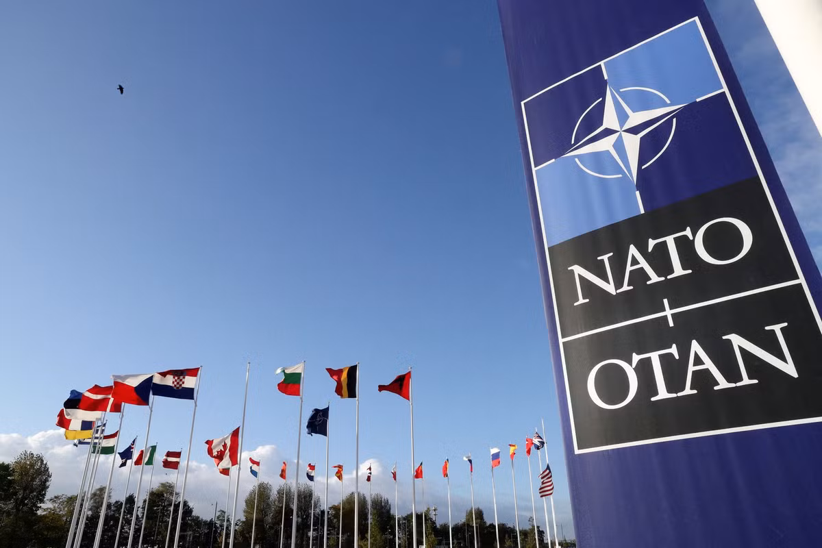 Tình hình an ninh châu Âu hiện tồi tệ chưa từng có; NATO từng bước dồn ép, vậy liệu nước Nga có ngồi yên? Đừng quên rằng, ngoài việc có quân đội quy ước lớn nhất châu Âu, Nga còn có số lượng vũ khí hạt nhân, đủ để hủy diệt trái đất nhiều lần.