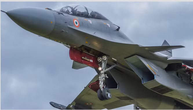 Không chỉ kế thừa nền tảng không chiến tiên tiến của chiến đấu cơ Su-27, Su-30MKI có khả năng sử dụng một thế hệ vũ khí mới; điều này không chỉ giúp nó có khả năng hơn trong vai trò chiếm ưu thế trên không, mà còn rất phù hợp để tấn công mục tiêu mặt đất và mặt nước.