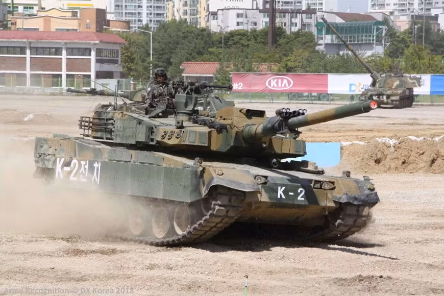 Về khả năng cơ động, K2 được trang bị những hệ thống treo tiên tiến nhất thế giới, bao gồm hệ thống thủy lực khí nén, giúp xe di chuyển êm ái hơn và có hiệu suất vượt địa hình tốt hơn so với hệ thống treo thanh xoắn truyền thống thường thấy trên các xe tăng cũ như T-72. 