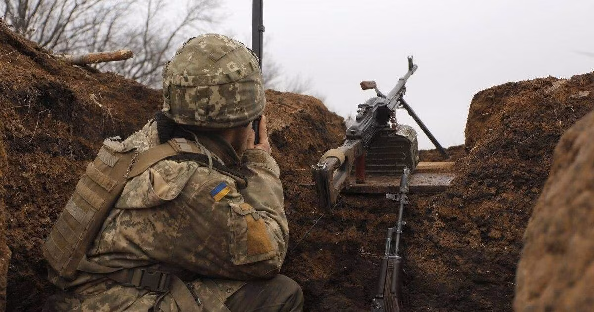 Quân đội Ukraine đã xây dựng các vị trí phòng ngự kiên cố, có chiều sâu ở khu vực Donbas trong suốt 8 năm qua. Tại Donbass, có rất nhiều cụm phòng ngự như vậy, và một cụm công sự phòng ngự, không chỉ có hầm trú ẩn, công sự chiến đấu mà còn có hầm ngầm, hố bắn, hào giao thông, hầm pháo mà còn có cả những lô cốt bọc thép.