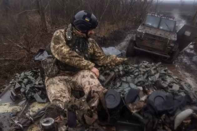 Việc Quân đội Ukraine phải triệt thoái qua những đường mòn băng cắt qua cánh đồng lầy lội, cũng đã được các nhà quan sát quân sự ở Kiev xác nhận; tuy nhiên truyền thông phương Tây và một số phương tiện truyền thông tự do cũng đưa ra tiếng nói khác, cho rằng lực lượng lính đánh thuê Wagner của Nga sắp bị bao vây và đang cần “cứu hộ” gấp.