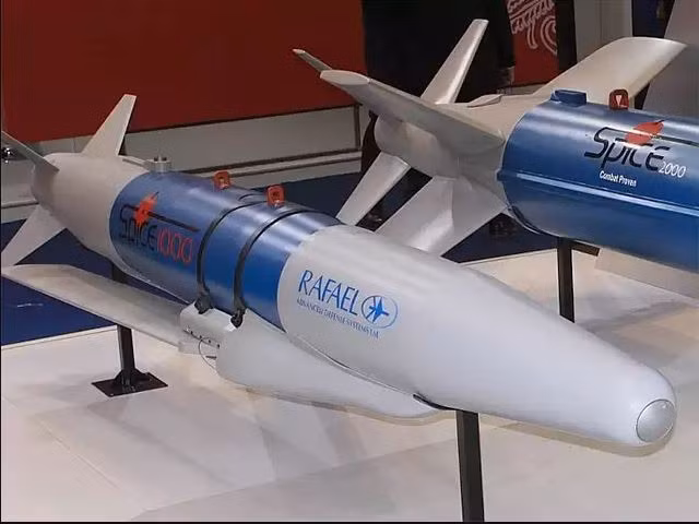 Điều gây “ngạc nhiên” là sự “kết hôn” giữa máy bay Su-30MKI gốc của Nga và bom dẫn đường SPICE-2000 của Israel có rất nhiều điều “thú vị”. Trước hết, SPICE là bộ công cụ chuyển đổi bom rơi tự do thông thường thành bom có độ chính xác cao sử dụng dẫn đường vệ tinh EO/GPS. 