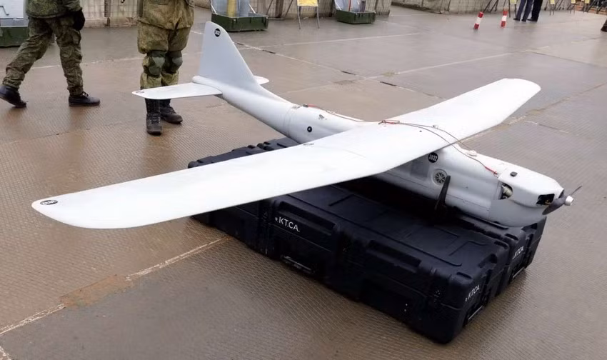 Còn trong triển lãm hàng không quốc tế Aero India 2023 ở Ấn Độ, được tổ chức vào hồi tháng 2 vừa qua, loại UAV trinh sát Orlan-30 mới nhất của Nga đã lần đầu tiên được ra mắt tại triển lãm. Đây cũng là mẫu UAV Orlan thường được Nga sử dụng tại Ukraine.