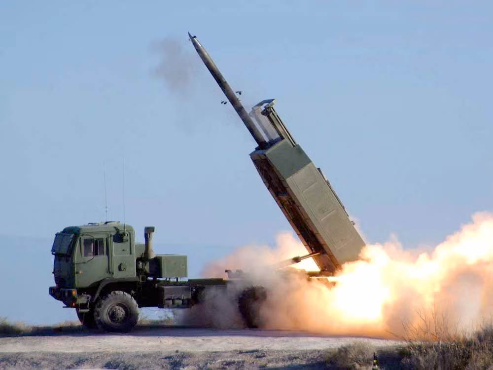 Trong những ngày qua, tên lửa HIMARS của Ukraine liên tục tấn công các kho đạn, kho dầu, các sở chỉ huy và các khu tập kết quân nằm sâu trong vùng hậu cứ của Quân đội Nga. 