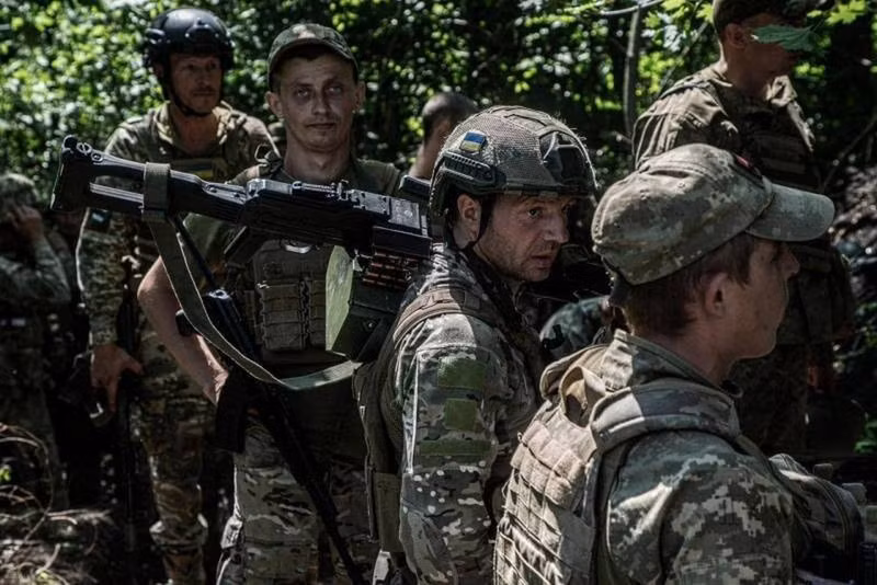 Theo NYT và CNN, trước khi tấn công làng Staromayorske, quân đội Ukraine đã tiến hành trinh sát ngôi làng và phán đoán chỉ có một trung đội quân Nga chốt giữ ở đó. Xét từ tỷ lệ tấn công/ phòng thủ theo công thức 3/1, như vậy quân đội Ukraine sử dụng lực lượng tấn công hơn 70 người (một đại đội).