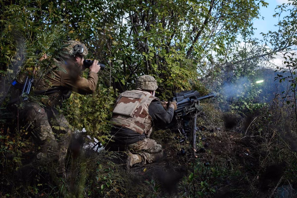 Quân đội Ukraine nói gì về việc quân dù Nga ẩn nấp trong tầng hầm, thừa dịp quân đội Ukraine sơ hở để tấn công? Theo giới chuyên môn, không thể có đông quân dù Nga ẩn nấp để đánh “độn thổ”; mà thực chất, sau khi quân Ukraine bị hứng đạn pháo kinh hoàng của quân Nga làm mất tinh thần. sau đó bị đánh bất ngờ, nên lính Ukraine càng hoảng loạn, “nhìn gà hóa cuốc”. 