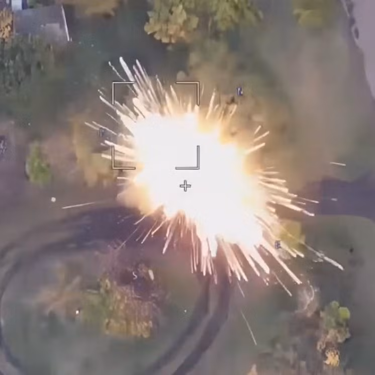 UAV tự sát Lancet của Nga, do công ty Zara (công ty con của Kalashnikov) sản xuất; là một loại tên lửa hạng nhẹ với đầu đạn nặng 1kg và 3kg; thời gian bay trên không 40 phút. Đây là sự phát triển tiếp theo của đạn bay lảng vảng KYB Kub (Kube), một thiết kế cánh bay đã được thử nghiệm chiến đấu ở Syria vào năm 2019. (Ảnh minh họa: BQP Nga)
