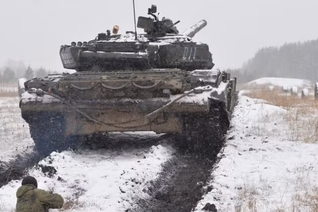 Hiện nay việc tiếp tế cho quân Ukraine ở khu vực Nhà máy than cốc (AKHZ) qua ngả Orlovka dọc theo đường cao tốc O-0542 ngày càng trở nên khó khăn. Nhà báo người Đức Julian Repke đánh giá rằng, tình hình ở Avdiivka có sự tương đồng với những gì xảy ra trong cuộc tấn công của quân Nga vào Bakhmut trước đây (Nguồn ảnh: Topwar, Sputnik, CNN). 