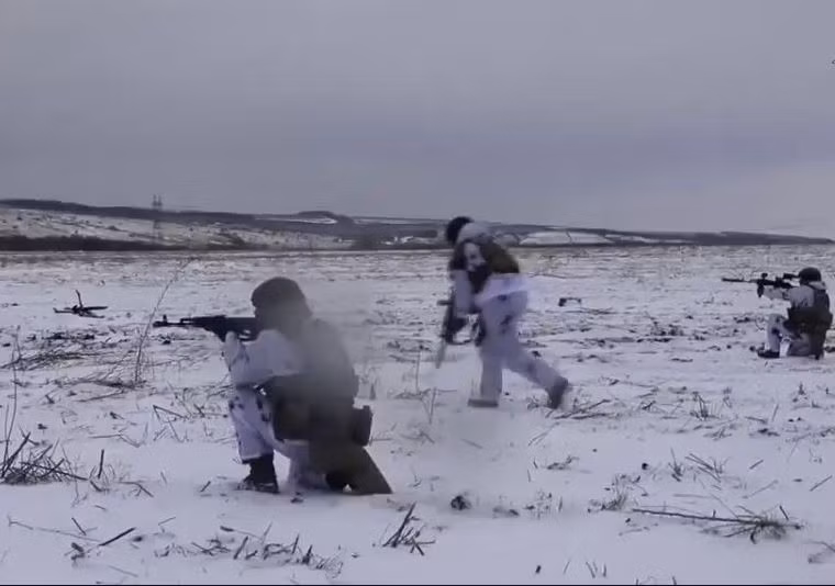 Bộ Tổng tham mưu Ukraine cho biết, hiện quân Nga liên tục thay đổi chiến thuật của các hoạt động tấn công, tiến hành các hoạt động nghi binh với các lực lượng phòng thủ của quân Ukraine; khiến quân Ukraine rất khó khăn trong việc phán đoán hướng tiến công chủ yếu của Nga. 