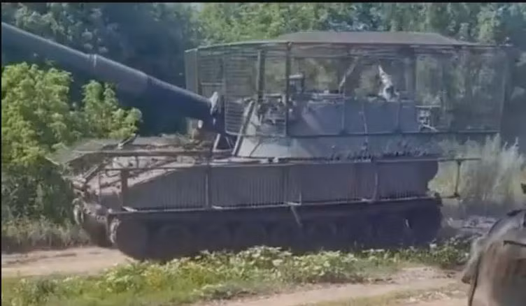 Lính Ukraine cho biết, trước đây nếu quân đội Nga điều 10 xe bọc thép thành lập đơn vị xung kích, thì quân đội Ukraine sẽ sử dụng pháo binh tầm xa tấn công. Nhưng hiện nay do không đủ đạn pháo, nên họ không còn khả năng sử dụng pháo binh để chặn lực lượng cơ giới của Nga.