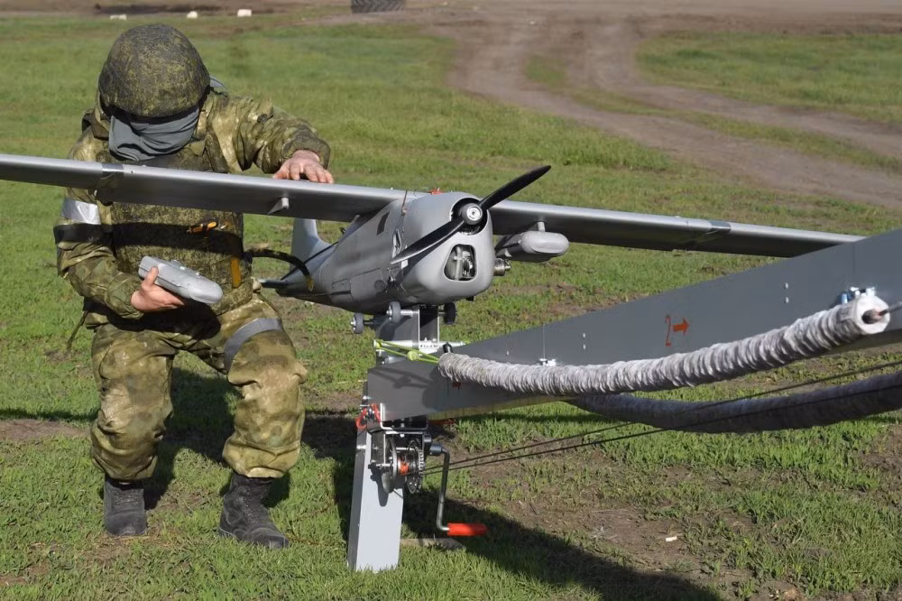 Loại UAV Orlan-10 có thể trinh sát từ độ cao 3.000 mét, giúp quân Nga hiểu rõ hơn về các thông tin quan trọng như việc triển khai các trận địa phòng ngự, ụ súng, lô cốt của quân đội Ukraine. Đồng thời nó cũng có thể xác định các mục tiêu quan trọng khác của Ukraine trên mặt đất. 
