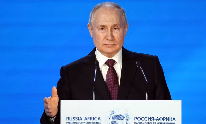 Khi tham dự hội nghị thượng đỉnh Nga-Châu Phi vào ngày 30/7 vừa qua, Tổng thống Nga Putin cho biết, do tổn thất lớn về xe bọc thép, nên gần đây quân đội Ukraine đã buộc phải thay đổi chiến thuật. Tuyên bố của Tổng thống Putin cũng đã được truyền thông phương Tây chứng thực. 