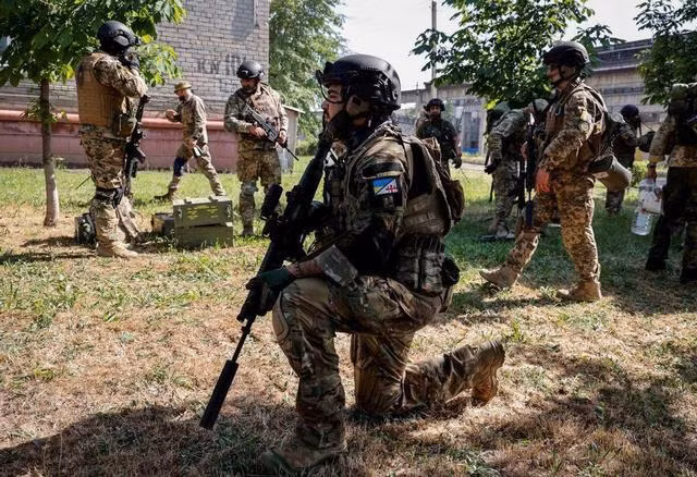 Được biết, lực lượng ưu tú Ukraine này là tiểu đoàn Opf, đã được NATO huấn luyện và sẵn sàng thể hiện khả năng của mình ở Bakhmut. Sau khi có được thông tin chính xác, quân đội Nga bắt đầu thực hiện các cuộc tấn công hủy diệt. Với sự phối hợp của nhiều lực lượng trinh sát như UAV và trinh sát mặt đất, quân đội Nga đã tiến hành tiêu diệt quy mô lớn lực lượng tinh nhuệ nhất của quân đội Ukraine.
