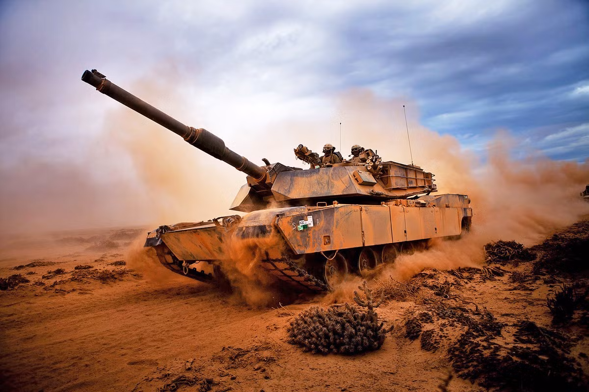 Dù M1 Abrams vẫn có thể hoạt động trong những điều kiện như vậy, nhưng khả năng tấn công hiệu quả mục tiêu và khả năng quan sát của xe bị giảm. Ngoài ra, việc bảo dưỡng và hậu cần có thể khó khăn hơn trong điều kiện bùn lầy, khi bùn có thể bị cuốn vào các bộ phận của động cơ, xích xe, bánh xe; nên cần phải vệ sinh và bảo dưỡng thường xuyên hơn. 
