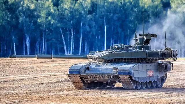 Svetliy rất vui khi trở thành chỉ huy của đơn vị xe tăng T-90M và điều đầu tiên gây ấn tượng tốt với anh ta là hệ thống điều khiển hỏa lực tốt hơn. Vũ khí của xe tăng T-90M cũng khác nhiều với T-72.