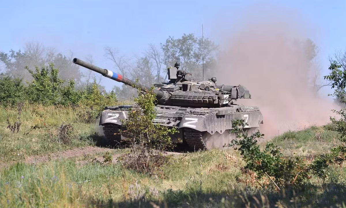 Trong vài tuần qua, ngoài xe tăng T-90M được chuyển đến chiến trường Ukraine, Nga còn chuyển giao xe tăng T-80 nâng cấp đến chiến trường Ukraine. Đây là những xe tăng hạng nặng, được trang bị động tua-bin khí. Về hệ thống bảo vệ, T-80 được trang bị giáp phản ứng nổ Kontakt-1; vũ khí là pháo 2A46M-1 nâng cấp và hệ thống điều khiển hỏa lực 1A33-1 mới.