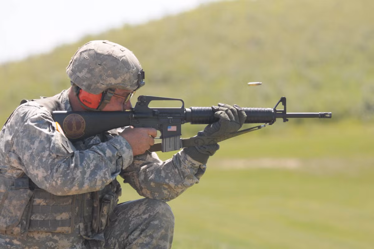 Ngoài ra, cơ chế điểm xạ 3 viên này thực sự khiến lực bóp cò của M16A2 mỗi lần bắn sẽ khác nhau. Ai đã từng bắn súng đều biết lực bóp cò ảnh hưởng đến độ chính xác của phát bắn như thế nào; nhưng lực bóp cò mỗi lần khác nhau, như vậy làm sao khẩu súng này có thể ngắm bắn chính xác được?