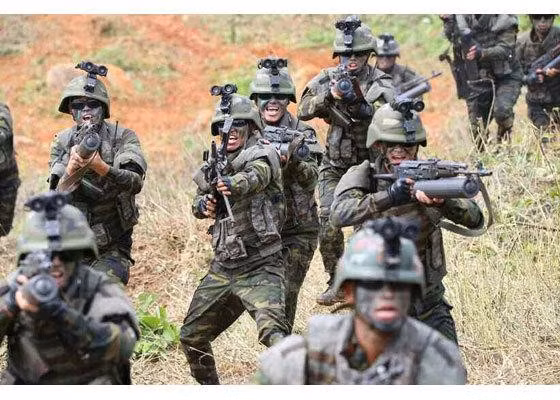 Đoạn video cho thấy lính Triều Tiên sử dụng đội hình chiến thuật "tam tam chế" của Quân đội Trung Quốc. Nhóm ba người tách ra và tấn công nhanh chóng trên đường đi, mặc dù có binh sĩ Triều Tiên đã bị trúng đạn hy sinh và bị thương, nhưng ngay lập tức có người kéo những bị thương về sau. Những đồng đội còn lại lập tức vào vị trí, tiếp tục thành lập tổ chiến đấu ba người tiến lên.