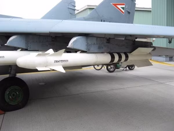 MiG-29 khi gia nhập Không quân Liên Xô vào năm 1982, đã tạo ra một cuộc cách mạng về hiệu suất bay với khả năng cơ động và tốc độ leo cao vô song. Đồng thời bổ sung cho điều này bằng cách tích hợp tên lửa không đối không R-73, có khả năng tiêu diệt mục tiêu từ xa, mang lại lợi thế vượt trội so với tất cả các máy bay phương Tây ở trong tầm nhìn.
