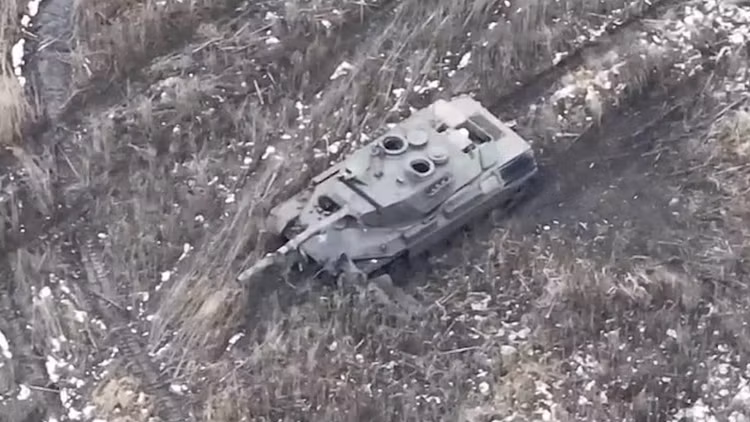 Chiếc Leopard 1A5 của Lữ đoàn 44 thực hành bắn trong hành tiến; nhưng khu vực đó địa hình bằng phẳng. Khi nhận thấy mối nguy hiểm, chiếc Leopard 1A5 lùi thật nhanh, nhưng không kịp, khi đạn pháo của Nga bắn dồn dập vào chiếc xe đơn độc; kíp xe đành bỏ xe ở lại để thoát thân. 