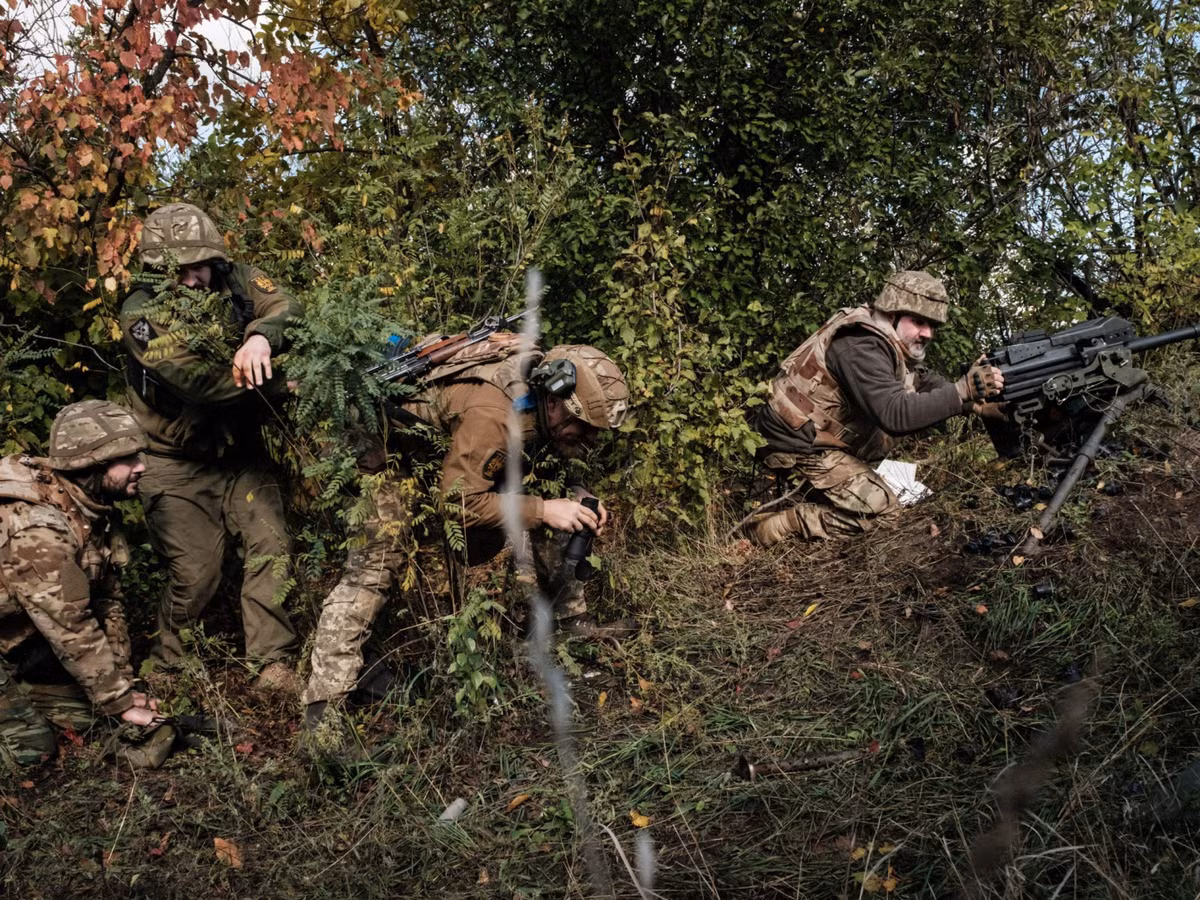 Cụ thể, quân đội Nga đã sử dụng chiến thuật phục kích để dụ quân đội Ukraine vào các bãi mìn. Sau khi quân Ukraine tiến vào các khu vực này, quân Nga đã tổ chức tấn công mạnh mẽ bằng hỏa lực pháo binh và không quân từ chính diện và hai bên sườn. 