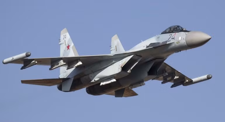Đáng chú ý là lực lượng Không quân Nga đã tái triển khai các máy bay chiến đấu Su-35 từ vùng Viễn Đông đến các căn cứ ở Belarus, nằm dọc biên giới phía bắc Ukraine trong những tuần trước khi leo thang xung đột giữa Kiev và Moscow; trong đó Su-35 đã đóng vai trò quan trọng trong chiến dịch trên không của Nga tại Ukraine.