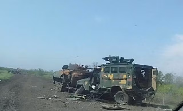 Vì vậy, quân Nga chỉ có thể tiến vào phía tây Chasov Yar nếu bộ binh, pháo binh và không quân phối hợp cực kỳ ăn ý. Hiện lực lượng quân Nga tấn công Chasov Yar gồm Sư đoàn dù 98, Lữ đoàn dù độc lập số 11 và Lữ đoàn bộ binh cơ giới 200, đều là các lực lượng tấn công được trang bị vũ khí hạng nặng, tinh nhuệ của Quân đội Nga.