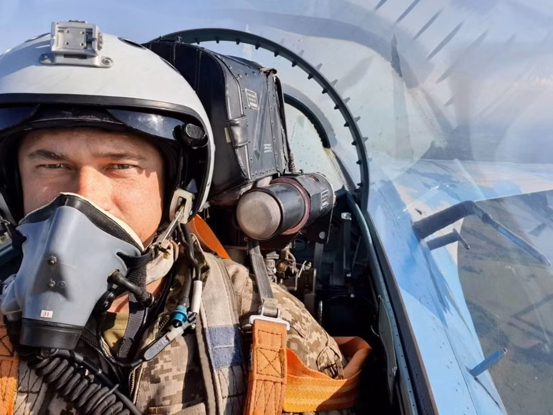 Bộ Quốc phòng Nga hôm 29/12 đưa tin, họ đã bắn hạ một máy bay chiến đấu MiG-29 của Không quân Ukraine. Sau này truyền thông Ukraine cho biết, đó là một phi công trẻ mới 23 tuổi, người đã chọn biệt danh “Mũ bảo hiểm xanh”. 