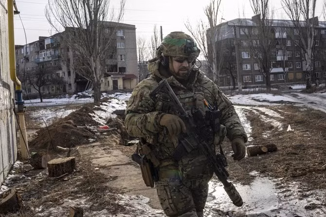 Ví dụ, vào tháng 1 năm nay, có 3 con đường tiếp tế đến Bakhmut, do vậy Quân đội Ukraine có thể duy trì tới 30.000 quân chiến đấu. Nhưng bây giờ chỉ có một con đường cấp phối, lại bị pháo binh của Nga bắn phá 24/24 giờ; nên họ chỉ có thể duy trì tối đa hàng nghìn người chiến đấu, trong điều kiện tiết kiệm tối đa.