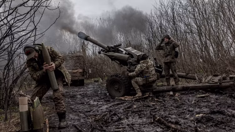 Khi pháo binh của quân đội Ukraine ở những điểm cao ở vùng ngoại ô phía tây Bakhmut còn “tràn đầy sức mạnh”, thì những bệ phóng tên lửa nhiệt áp chỉ có tầm bắn 6 km này vào trận địa, chúng sẽ bị áp chế bởi pháo tầm xa có tầm bắn 20-30 cây số chế áp ngay lập tức. 