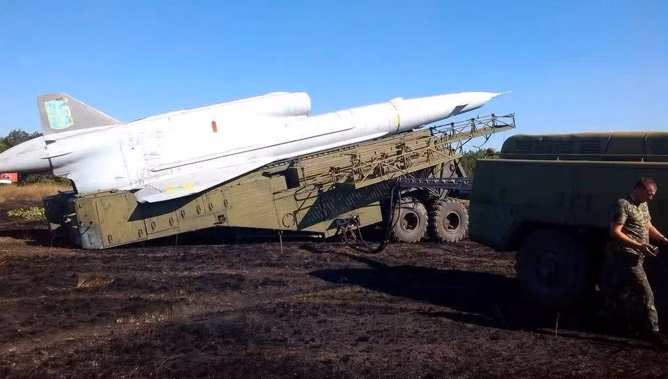 Máy bay không người lái (UAV) cỡ lớn Tu-141 Swift, là loại UAV kiểu cũ, do Liên Xô chế tạo vào những năm 1970. Loại UAV này được sản xuất hàng loạt tại Nhà máy máy bay Kharkiv của Ukraine.