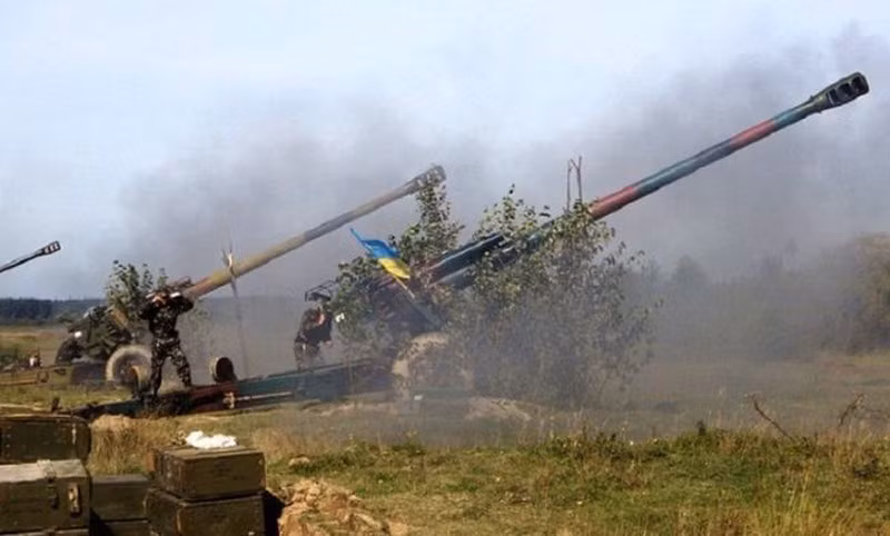 Tuy nhiên tất cả số pháo M777 mà Mỹ viện trợ cho Ukraine, đều bị tháo dỡ một số thiết bị quan trọng như máy tính đường đạn và hệ thống thông tin liên lạc kỹ thuật số; do vậy M777 không thể sử dụng được đạn pháo dẫn đường Excalibur và khả năng tính toán chậm, nên tính năng cũng chỉ tương tự như các pháo xe kéo khác của Ukraine mà thôi.