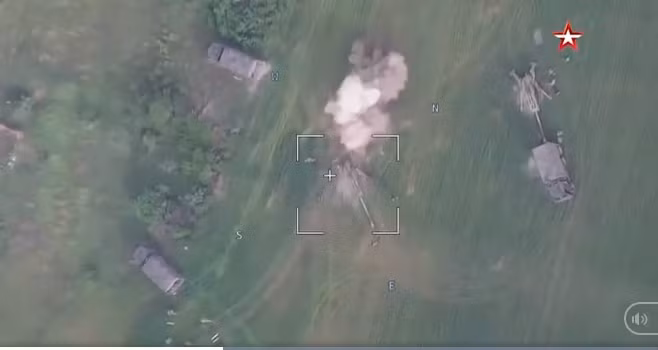 Trong đoạn video được kênh truyền hình Zvezda của Nga công bố, có thể thấy đòn tấn công ban đầu vào trận địa pháo M777 do phía Nga tung ra, bằng cách sử dụng các máy bay không người lái cảm tử; song đòn tấn công rõ ràng không gây thiệt hại đáng kể.