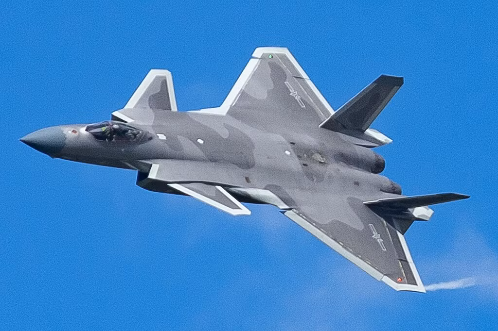 Trong khi J-20 được Trung Quốc cho là chiến đấu cơ thế hệ 5, có tính năng tàng hình. Tuy nhiên đây là loại chiến đấu cơ mới, do Trung Quốc tự lực phát triển, chưa được thử nghiệm trong thực tế chiến đấu, nên dù sao nó cũng còn là một ẩn số.