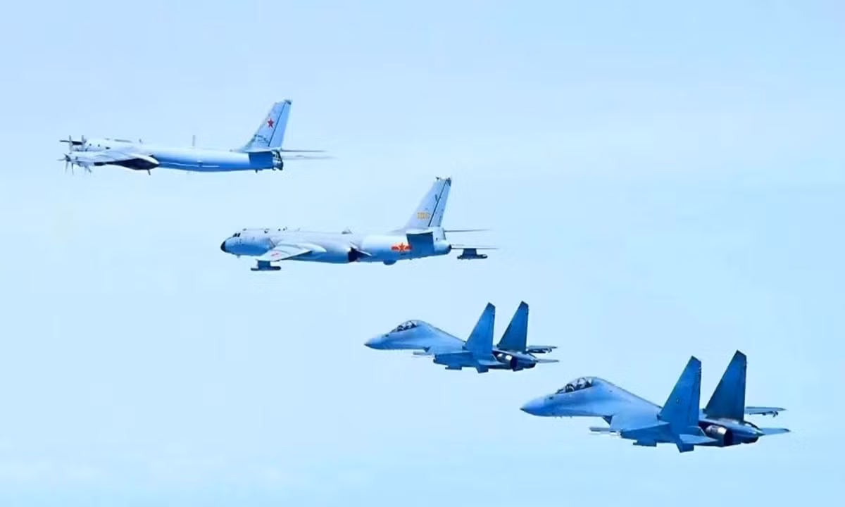 Đối với phương Mỹ, sự xuất hiện của tiêm kích J-16 chắc chắn là một vấn đề khiến họ phải “lưu tâm” hơn với J-20; đặc biệt là với tầm hoạt động 4.000 km, J-16 sẽ đe dọa các hoạt động của Hải quân Mỹ ở chuỗi đảo thứ nhất. (Nguồn ảnh: Sina, CCTV, Wikipedia).