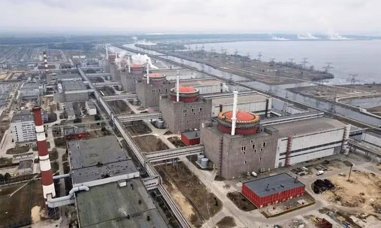 Trong khi đó, bóng đen của đám mây hình nấm từ Nhà máy điện hạt nhân Zaporizhia vẫn chưa tan biến và nồng độ dioxin quá mức đã được phát hiện ở hạ lưu sông Dnieper. Cả Nga và Ukraine phải mất ba thế hệ để dọn sạch các khu vực bị ô nhiễm bom chùm, và chấn thương môi trường do cuộc chiến này gây ra sẽ kéo dài hơn cuộc đối đầu quân sự.